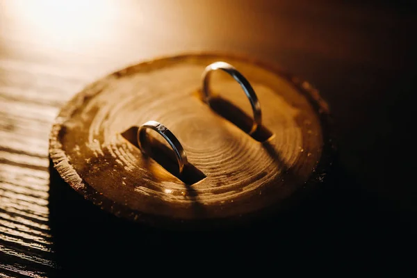 两个金戒指的特写躺在一个木制的酒吧间里 — 图库照片