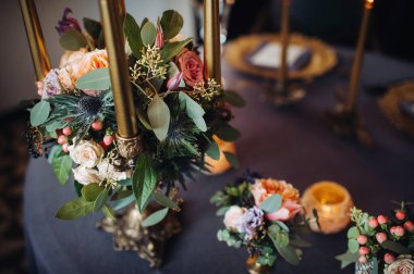 Şatoda masa süsleri, mum ışığında akşam yemeği için masa dekorasyonu. Mumlarla akşam yemeği..