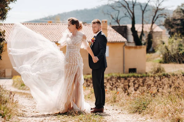 Hochzeitspaar Der Nähe Einer Villa Frankreich Hochzeit Der Provence Hochzeitsfotoshooting — Stockfoto