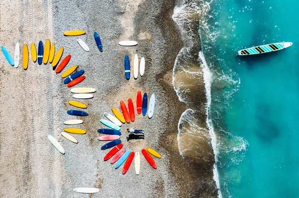 Una Hermosa Pareja Está Tumbada Playa Francia Junto Las Tablas — Foto de Stock