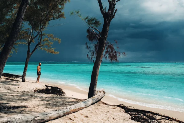 Όμορφος Χαλαρός Νεαρός Μαύρα Σορτς Που Στέκεται Στην Παραλία — Φωτογραφία Αρχείου