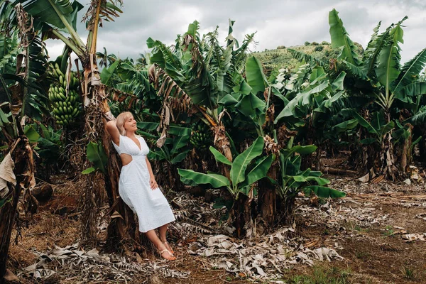 Jeune Fille Traverse Une Plantation Bananes Une Ferme Près Océan — Photo