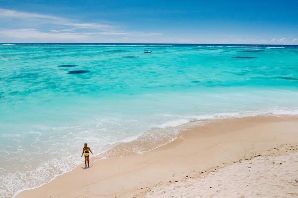 Маврикій Індійський Океан Зображення Дівчини Йде Вздовж Берега Туристами Усього — стокове фото