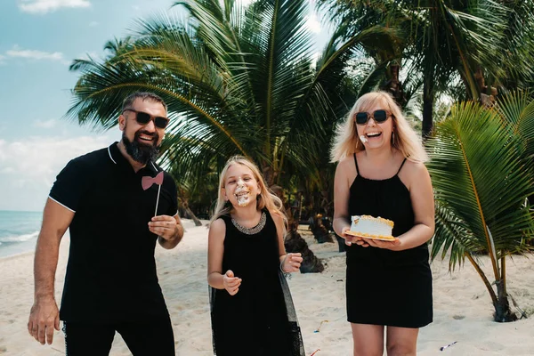Glückliche Schöne Familie Tropischen Strand Feiert Die Geburt Ihrer Tochter — Stockfoto