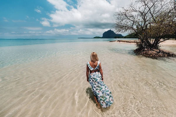 Mujer Joven Traje Baño Relajándose Una Playa Tropical Vacaciones Tropicales — Foto de Stock