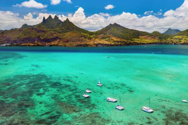 Mauritius Adası 'nın doğu kıyısının havadan görüntüsü. Mauritius Adası 'nın güzel gölü yukarıdan vuruldu. Turkuaz gölde tekne gezintisi..
