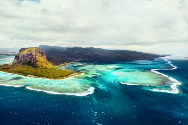 UNESCO 'nun dünya mirası bölgesi Le Morne Brabant' ın kuş bakışı görüntüsü. Mauritius adasının mercan kayalıkları. Fırtına bulutu..