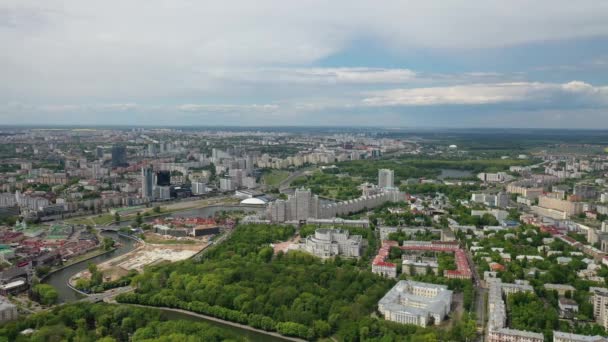 Top uitzicht op een park in Minsk met een reuzenwiel.Een vogelperspectief op de stad Minsk .Wit-Rusland — Stockvideo