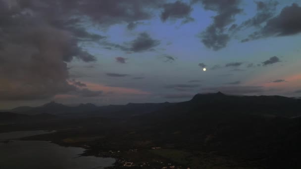Gün batımında cennet tropikal adası, ay doğumu. Mauritius — Stok video