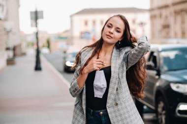 Covid-19 ve Hava kirliliği pm2.5 konsepti. Salgın, sokakta koruyucu maske takan genç bir kadının portresi. Sağlık ve güvenlik kavramını