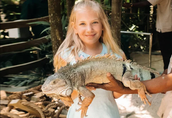 モーリシャス島の動物園で幸せな女の子の夏の肖像画イグアナと 彼女の腕のワニと動物園の女の子 — ストック写真