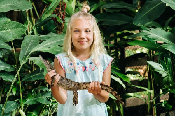 Letní Portrét Šťastné Holčičky Ostrově Mauricius Krokodýlem Dívka Zoo Krokodýlem — Stock fotografie