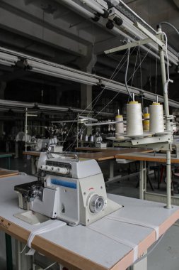 Büyük bir dikiş dükkanında dikiş makinesi.