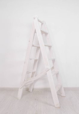 Beyaz arka planda beyaz ahşap merdiven