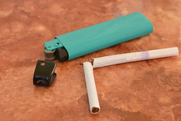Cigarrillo Roto Encendedor Sobre Mesa —  Fotos de Stock