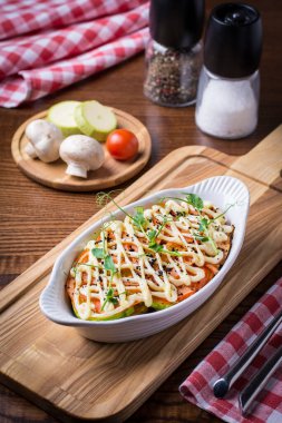 Mantar, domates ve kabakla süslenmiş sebze güveci.. 