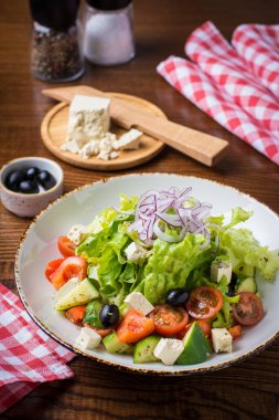 Soya peynirli Sezar salatası, zeytin ve soğanla süslenmiş. Genel görünüm.