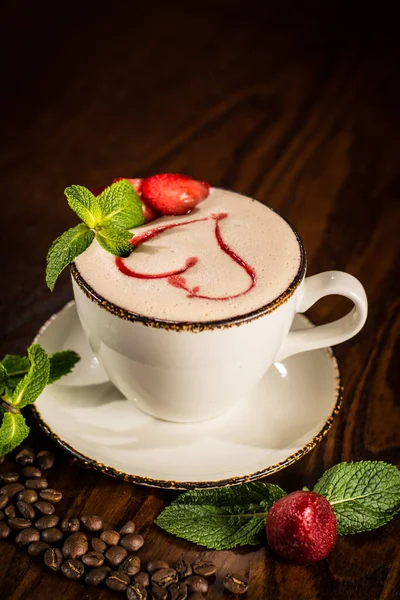 Cappuccino Egy Csészében Gesztenyebarna Sziruppal Díszítve Fordított Szív Formájában Mentalevéllel — Stock Fotó