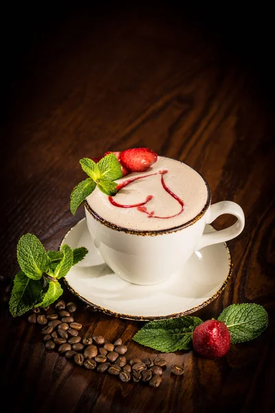 Cappuccino Egy Csészében Gesztenyebarna Sziruppal Díszítve Fordított Szív Formájában Mentalevéllel — Stock Fotó