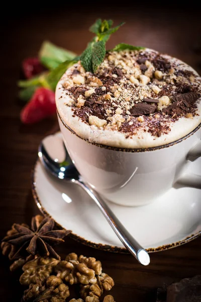 Kopp Kaffe Med Chokladchips Valnötter Dekorerade Med Kaffebönor Färsk Mynta — Stockfoto