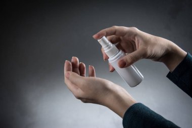 Ellerine dezenfektan sıkılmış. Coronavirus el hijyeninin önlenmesi. Sık sık el dezenfeksiyonu ile koronavirüs salgınından korunma.