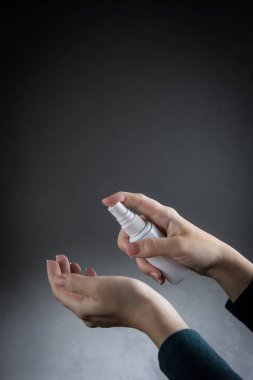 Ellerine dezenfektan sıkılmış. Coronavirus el hijyeninin önlenmesi. Sık sık el dezenfeksiyonu ile koronavirüs salgınından korunma.