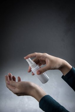 Ellerine dezenfektan sıkılmış. Coronavirus el hijyeninin önlenmesi. Sık sık el dezenfeksiyonu ile koronavirüs salgınından korunma.