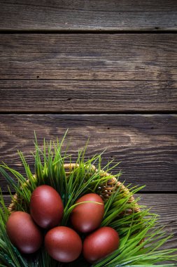 Ahşap arka planda paskalya yumurtaları.