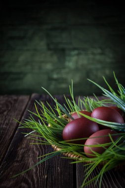 Ahşap arka planda paskalya yumurtaları.