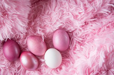 Pembe yün battaniyeye boyanmış Paskalya yumurtası.