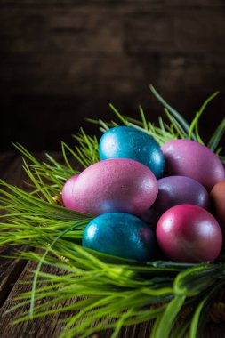 Ahşap arka planda Paskalya renkli yumurtalar.