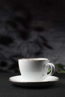 Koyu arkaplanda bir fincan kahve..
