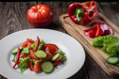 Domatesli, biberli ve salatalı sebze salatası..