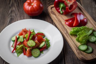 Domatesli, biberli ve salatalı sebze salatası..