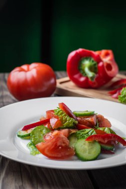 Domatesli, biberli ve salatalı sebze salatası..