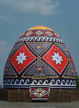 Mavi gökyüzüne karşı büyük renkli yumurta