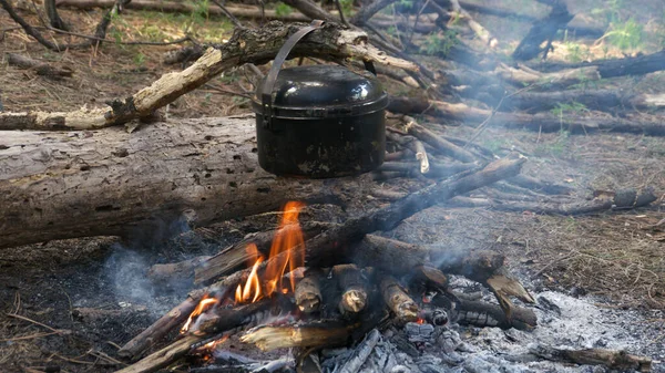 Pote Preto Pendurado Sobre Fogo Ardente — Fotografia de Stock