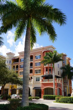 Yaz aylarında Florida 'nın Key West kasabalarını uzun renkli binalar ve ağaçlarla keşfetmek. 