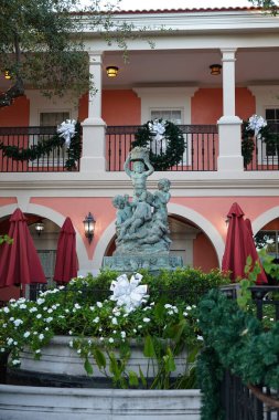 Yaz aylarında Florida 'nın Key West kasabalarını uzun renkli binalar ve ağaçlarla keşfetmek. 