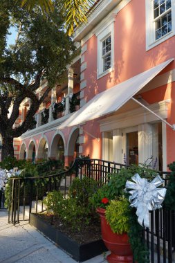 Yaz aylarında Florida 'nın Key West kasabalarını uzun renkli binalar ve ağaçlarla keşfetmek. 