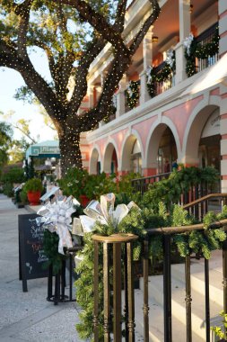 Yaz aylarında Florida 'nın Key West kasabalarını uzun renkli binalar ve ağaçlarla keşfetmek. 