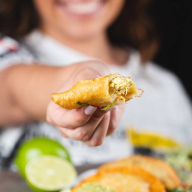 Mil hojas kek ve arka plan bulanık