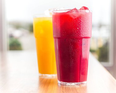 Geleneksel Kolombiya amblemi ve mango içkileri güzel, terli gözlüklerle arka planda patlamış anahtarlar.