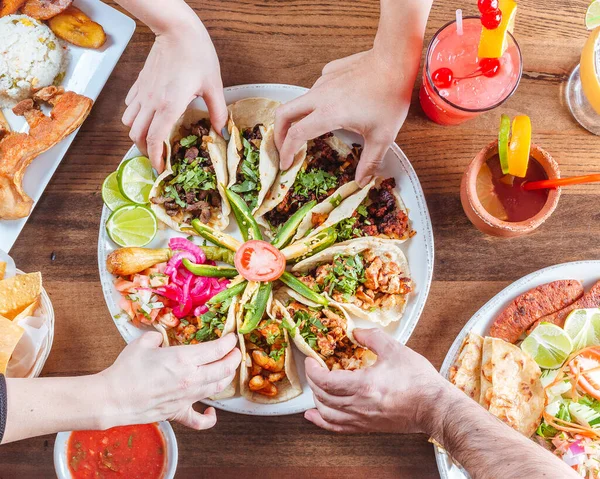 Taco Plater Shot Four People Happily Grabbing Tacos Plater Surrounded — Stock Photo, Image