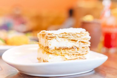 Mil hojas kek ve arka plan bulanık