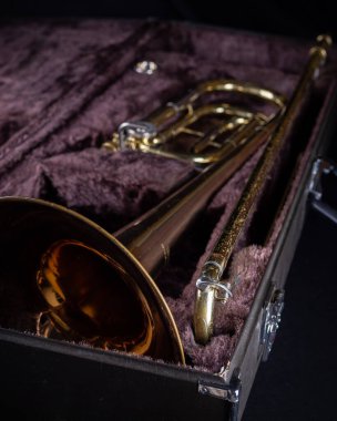 Yamaha YBL-421G Bas Trombonu Koyu Kadife Kaplama Sert Davada F Eklentisiyle koyu siyah arka planda