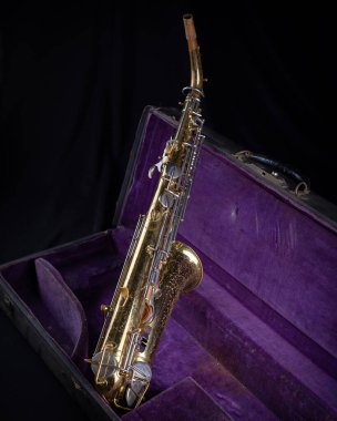 Buescher Alto Sax, Deep Purple Velvet-Lined Hard Case 'de altın madalya kazandı.
