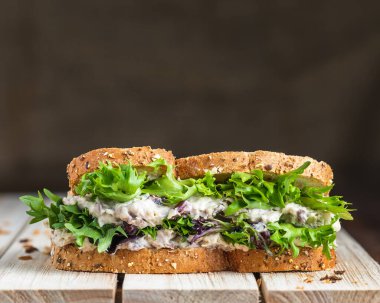 Ahşap zemin üzerinde ton balığı ve marul ve keten zemin