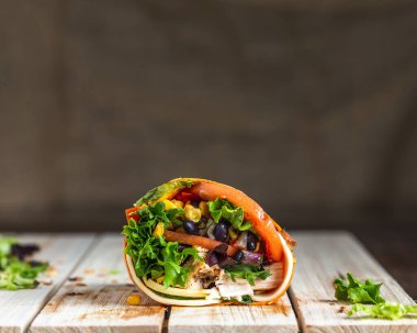 Domatesli fasulye ve peynir arkaplanda keten arkaplan