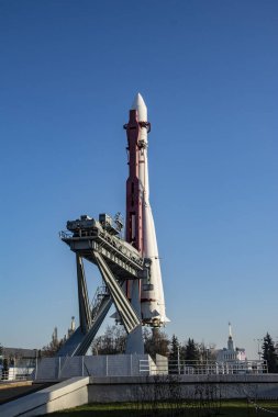 Dünyanın ilk kozmonotu Gagarin 'i uzaya çıkaran Vostok uzay aracı. Yerleşimi Moskova 'daki VDNH' nin merkezinde, Kosmos pavyonunun önünde duruyor.